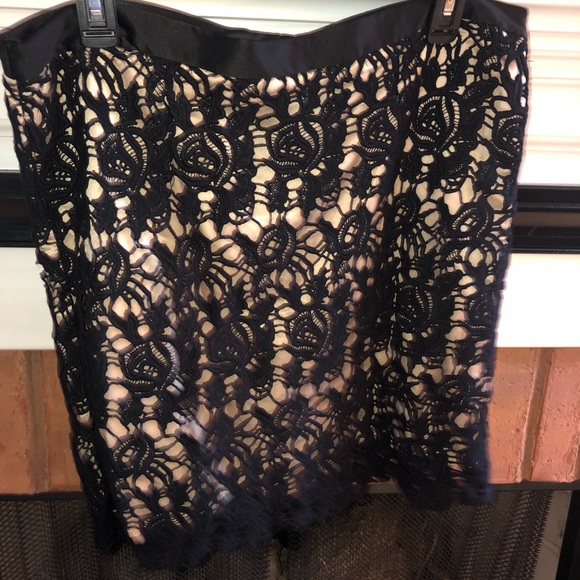 EXQUISITE Nude & Black Lace Size 12 Skirt - Picture 1 of 3